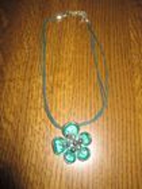 Collier cordon bleu et fleur bleue 0 Mérignies (59)