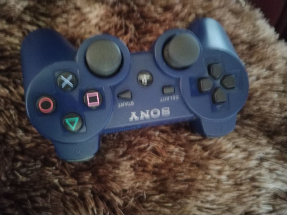 PS3 TRES BONNE ETAT +DEUX POIGN&eacute;s +un jeux Consoles et jeux vidéos