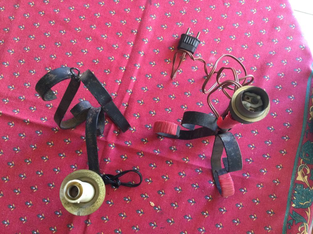 Lampe tripode et son applique en fer forg&eacute; Décoration