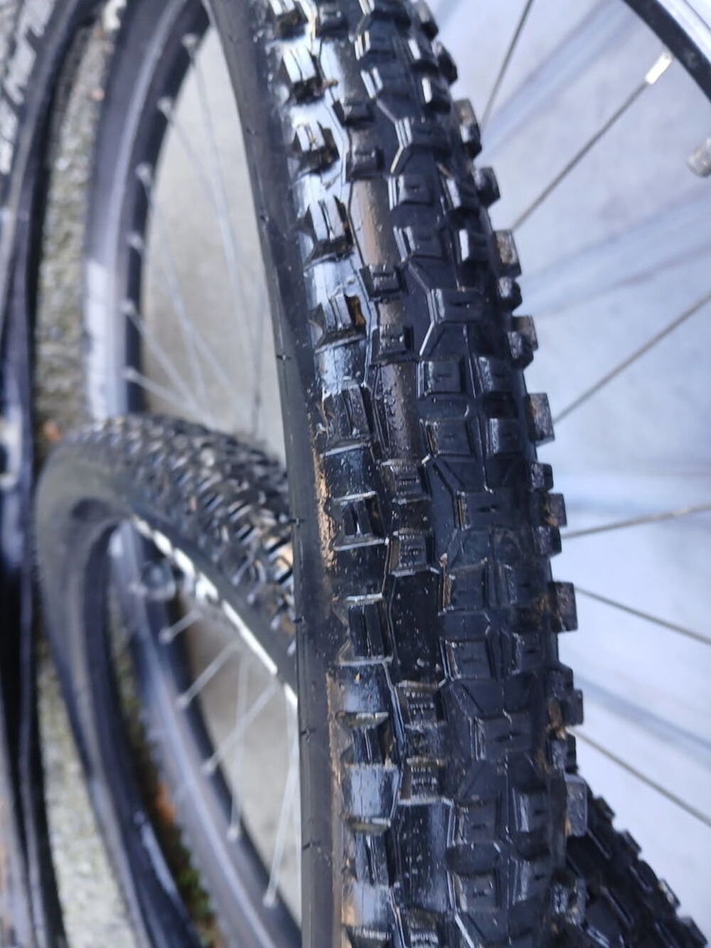 LOT DE 3 PNEUS VTT 29 POUCES; Vélos