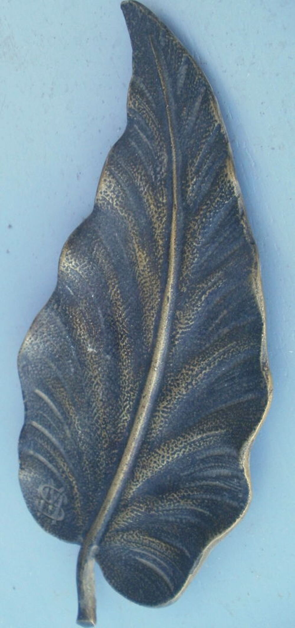 Feuille en bronze sur petits pieds, estampill&eacute; SM Décoration