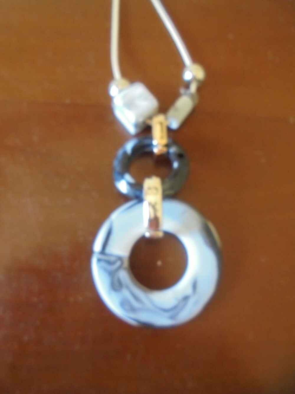 Sautoir marbr&eacute; (28b) Bijoux et montres