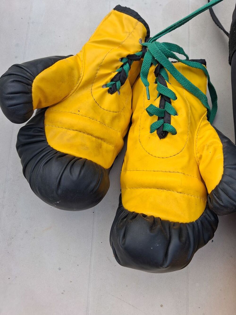 SAC DE FRAPPE AVEC LES GANTS Sports