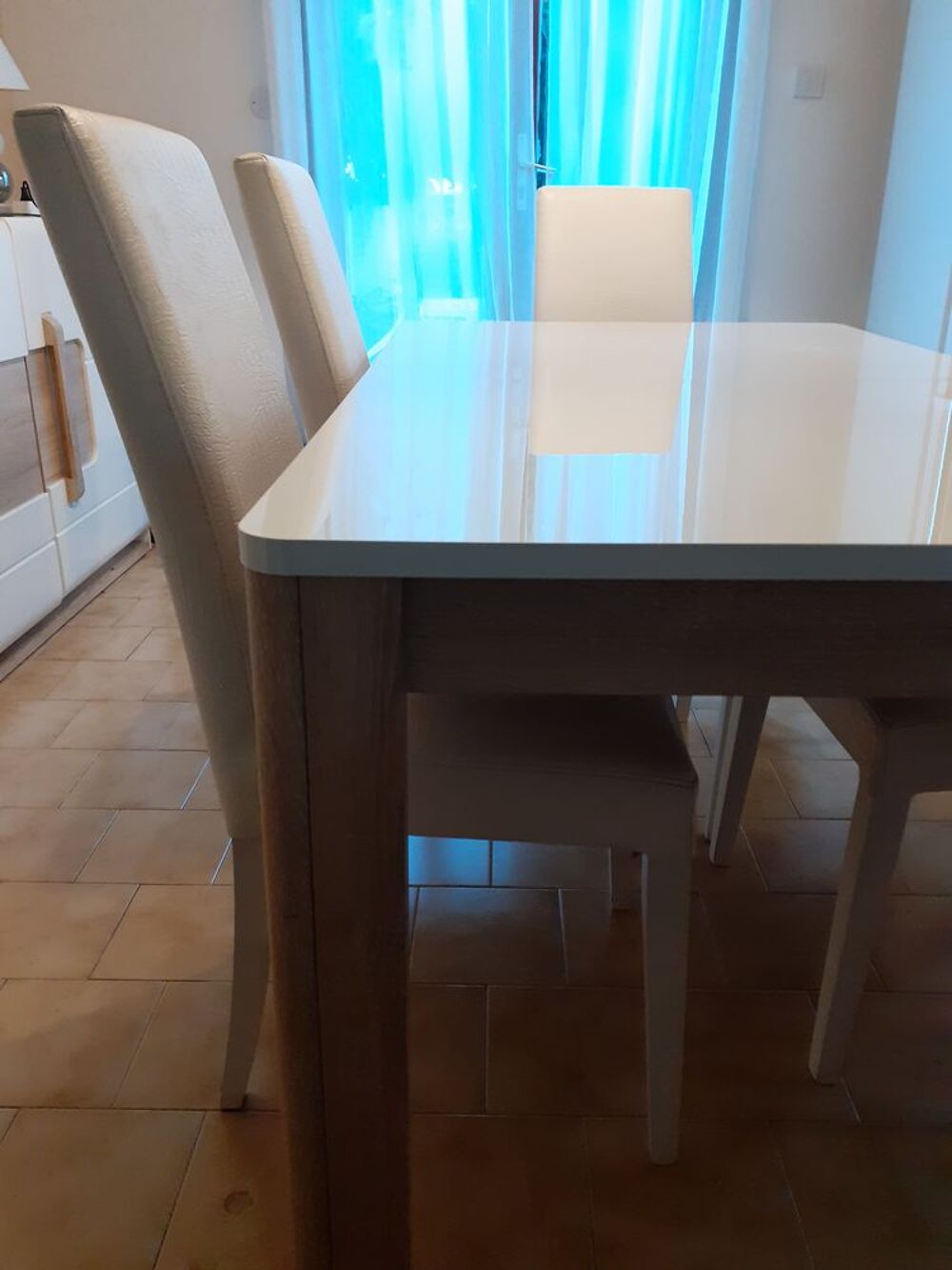 Table laqu&eacute;e 6 chaises bahut Meubles
