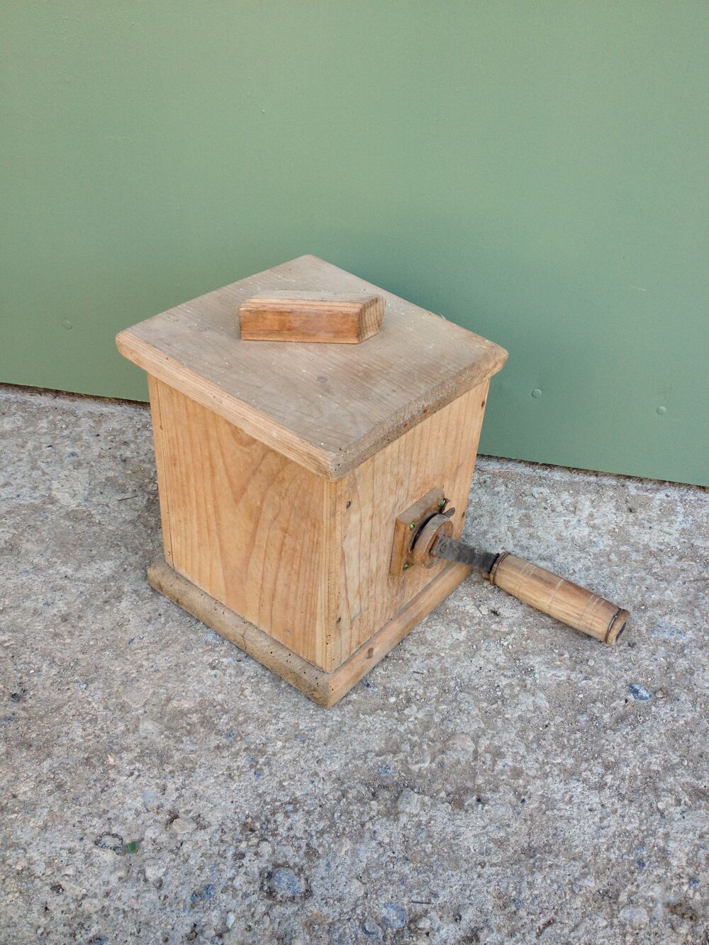Souvenir du pass&eacute; ancienne baratte manuelle en bois
Décoration