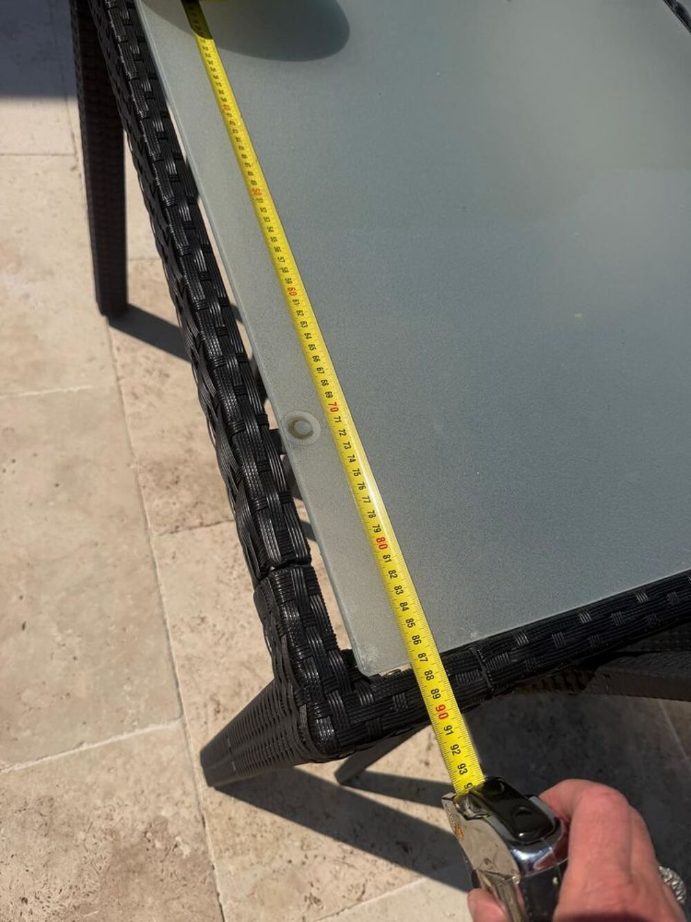 table SANS LES CHAISES en verre et osier Meubles