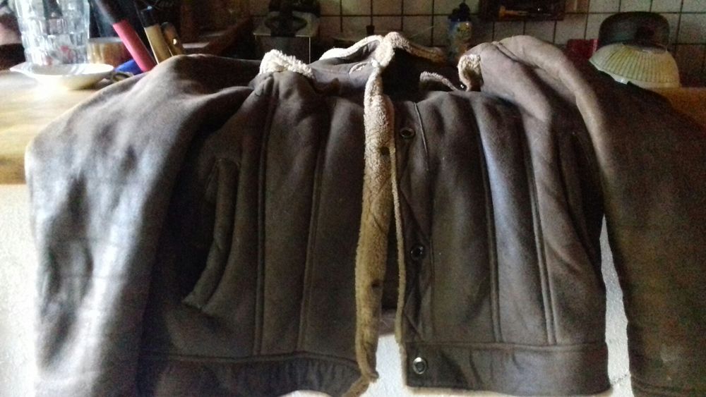 Bonjour mon blouson femme taille 40 porte pas beaucoup de temps &eacute;tat correct je prends pas de compte PayPal etc pas d envoie non plus &agrave; venir chercher sur place Merci prend que de esp&egrave;ce Merci Vêtements