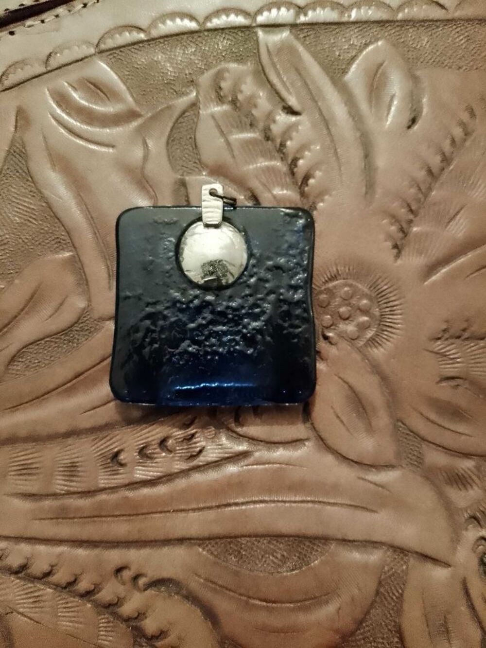 pendentif carr&eacute; en verre bleu vintage ann&eacute;es 70. Bijoux et montres