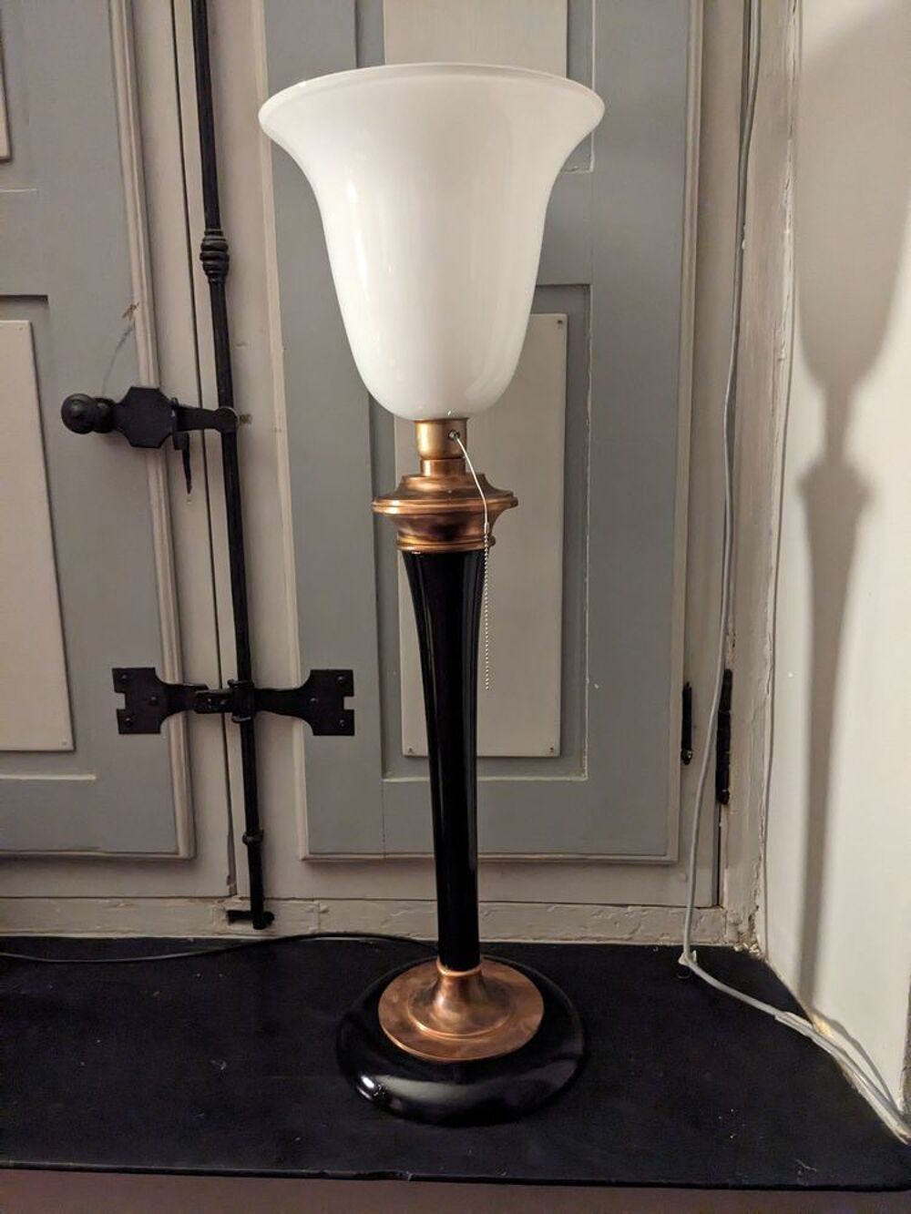 Tr&egrave;s belle lampe art d&eacute;co MAZDA 1930 patine cuivre et laqu&eacute; Décoration