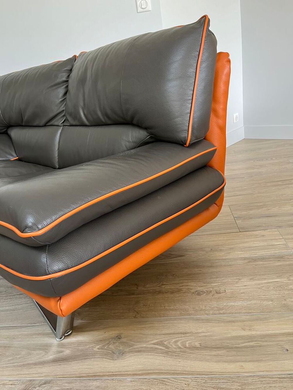2 Canap&eacute;s cuir Marron et orange ch&acirc;teau d'Ax
500€ les deux Meubles