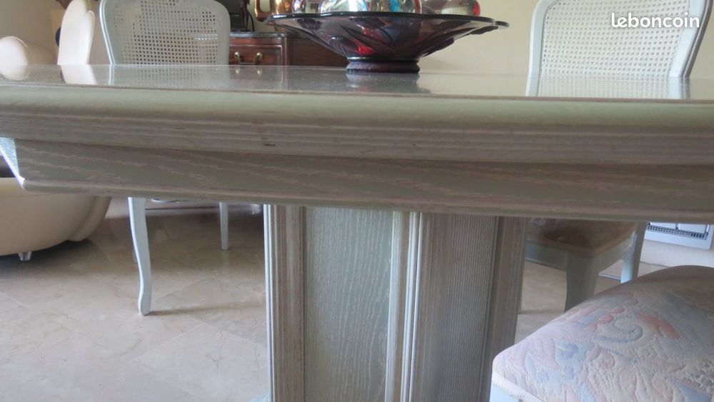 Table et chaises de salle &agrave; manger Meubles