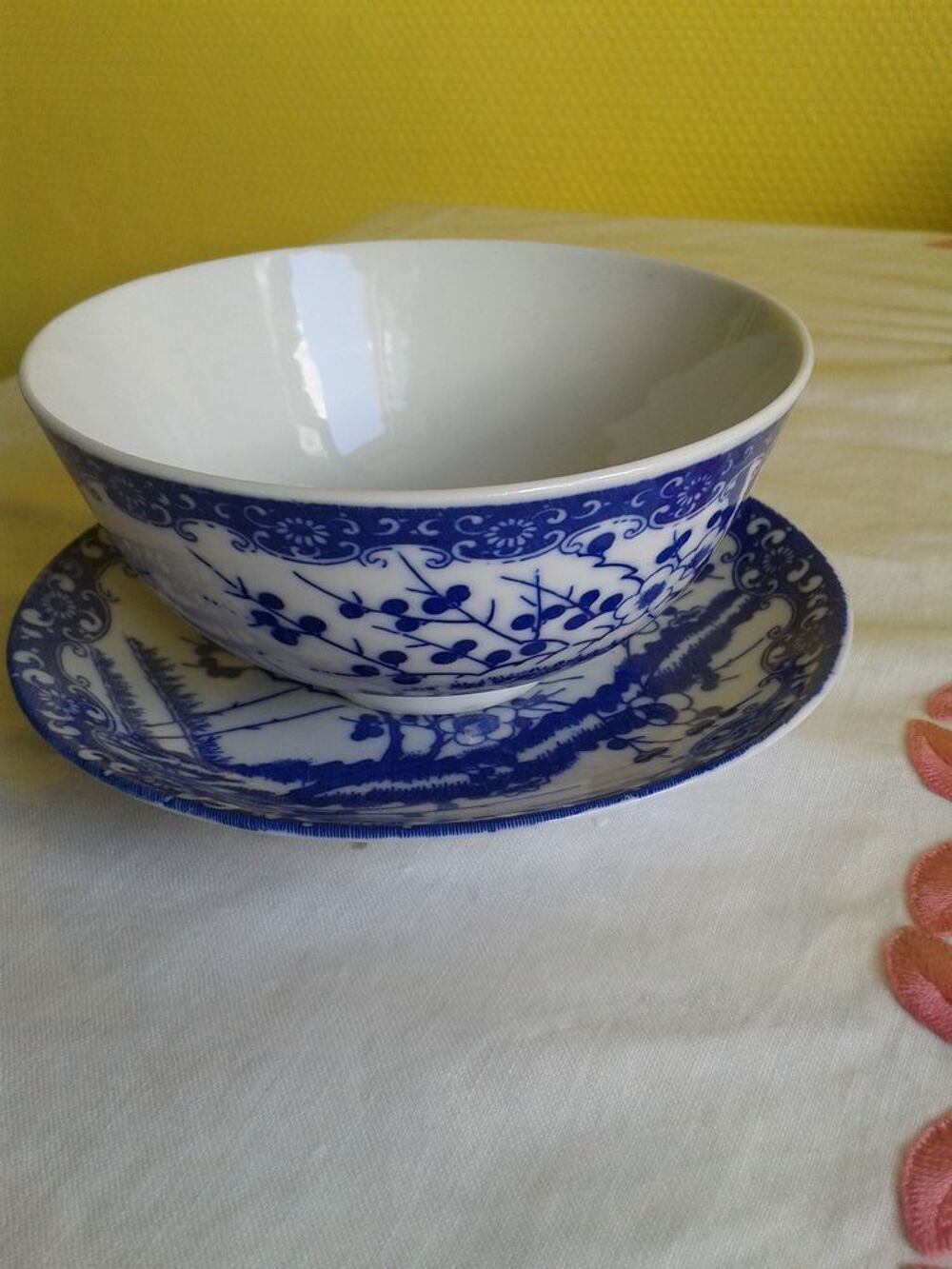 bol + 4 assiettes en porcelaine blanche et bleue japon. Cuisine