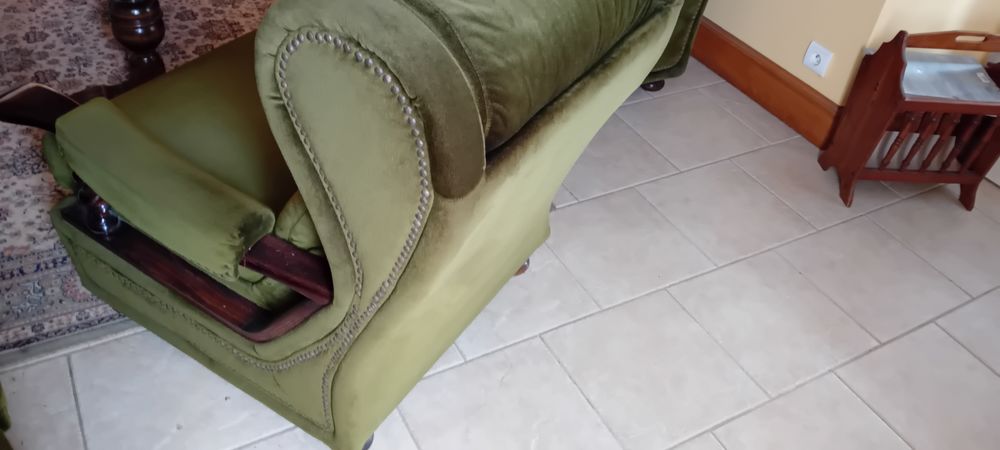 Salon trois pi&egrave;ces en velour , plus table basse Meubles