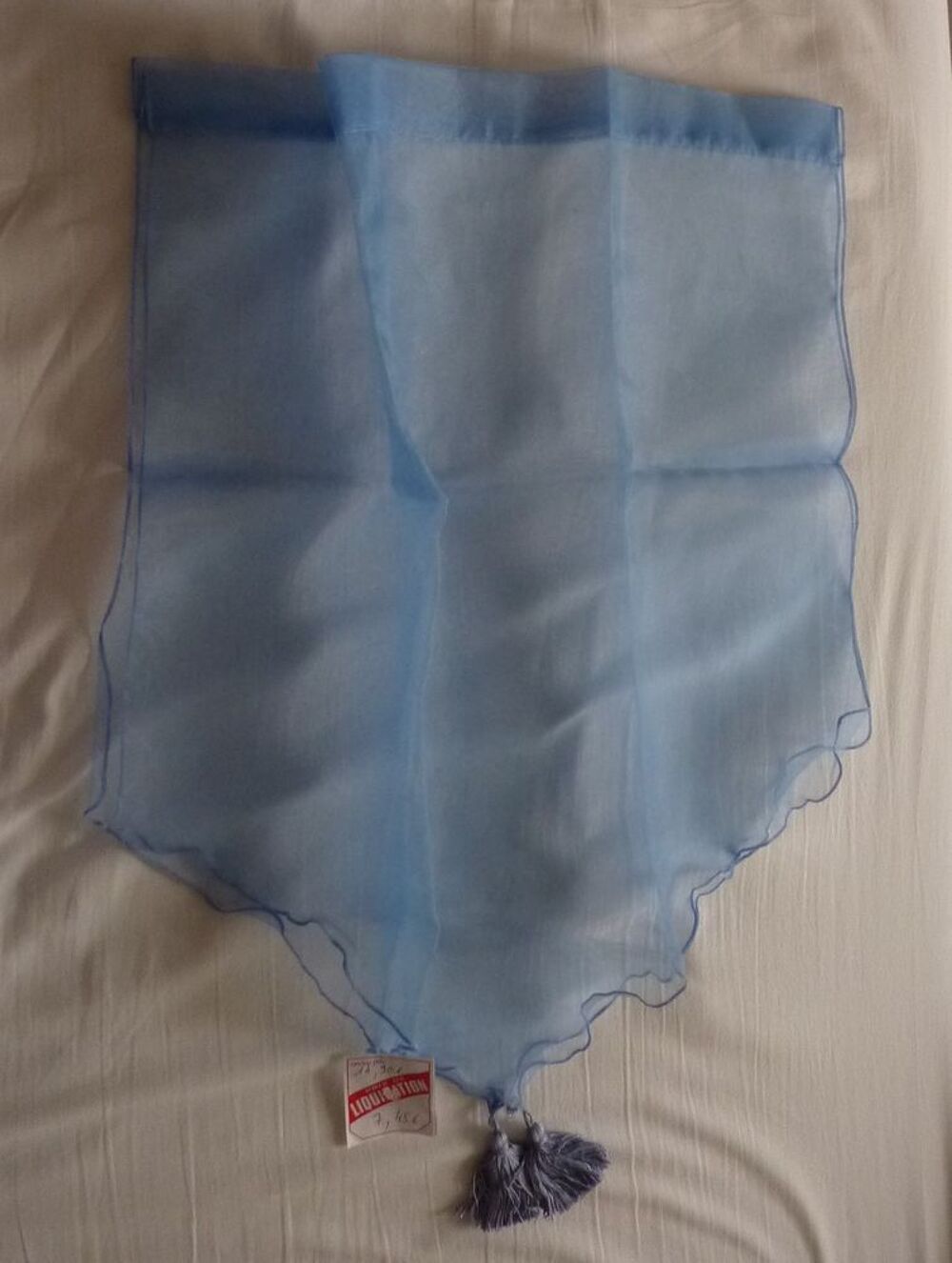 2 voilages en voile bleu et pompon Décoration