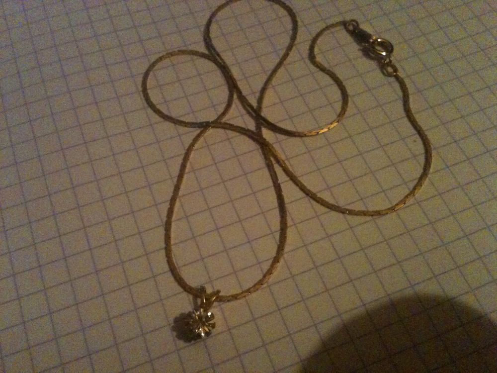 Collier cha&icirc;ne dor&eacute;e avec pendentif	 Bijoux et montres