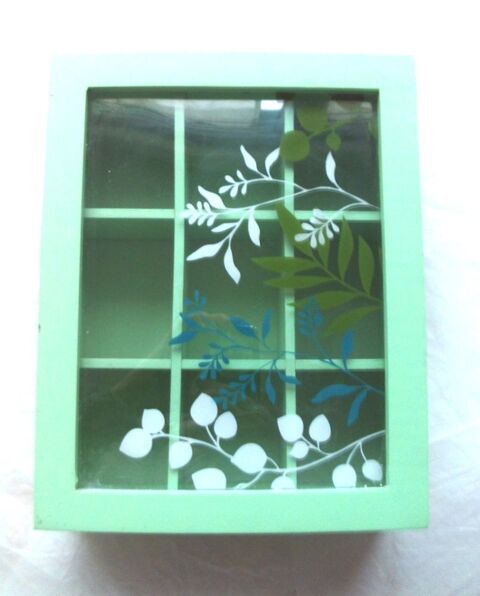 Bo�te � th� en bois, vitr�e et d�cor�e
15 Villeurbanne (69)