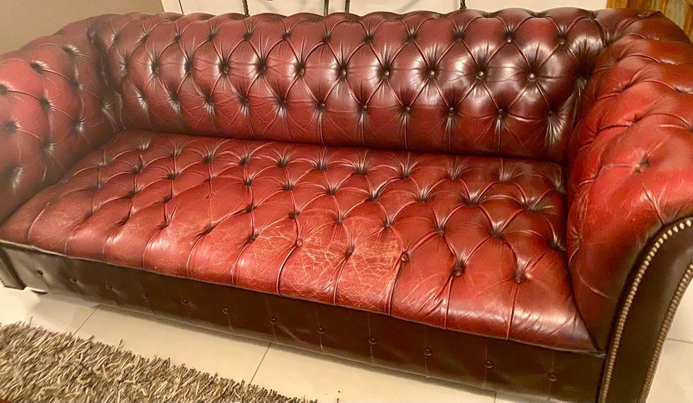 LOT 2 CANAPES CHESTERFIELD VINTAGE HAUT DE GAMME Meubles