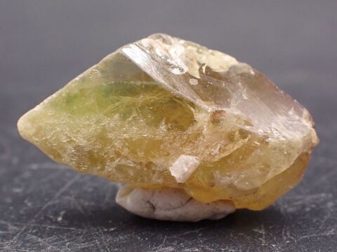 Cristal de Titanite , Mahazoma , Madagascar 2gr 20 x 11 x 6  12 Bertrichamps (54)