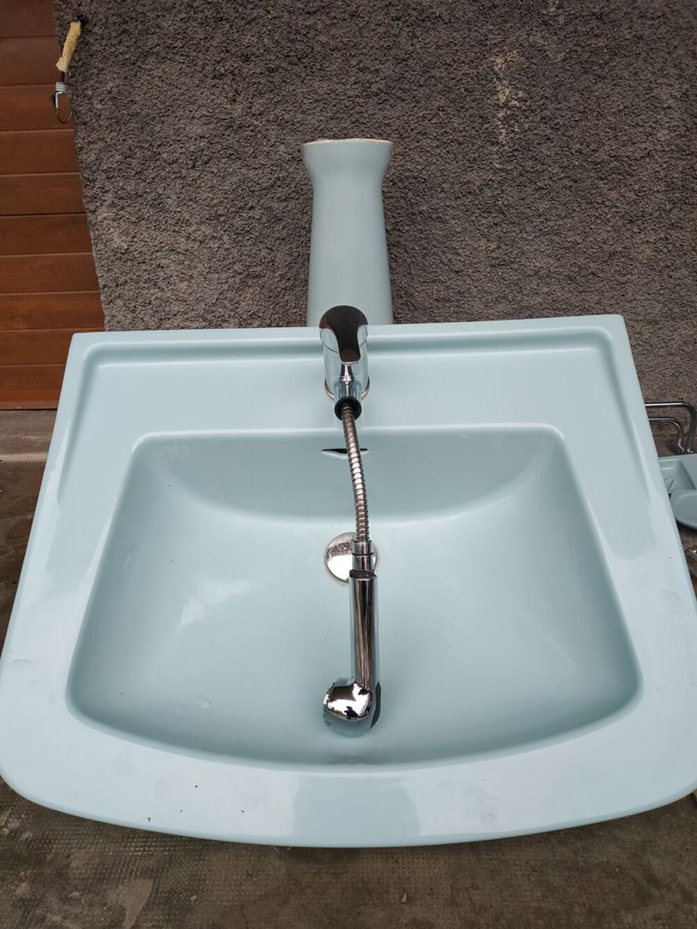El&eacute;ments de SDB dont 1 lavabo + 1 bidet + accessoires Meubles
