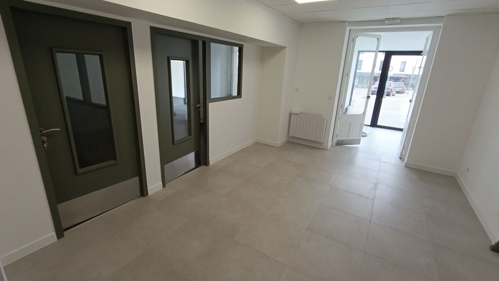 Location Autre - TRES FORTE VISIBILITE - LOCAUX COMMERCIAUX DE 98 M Sérézin-du-rhône