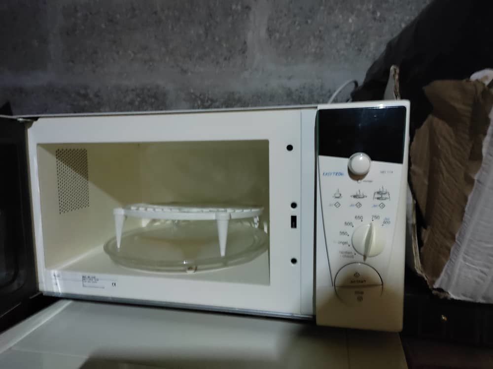 Cong&eacute;lateur et micro-ondes. Electroménager