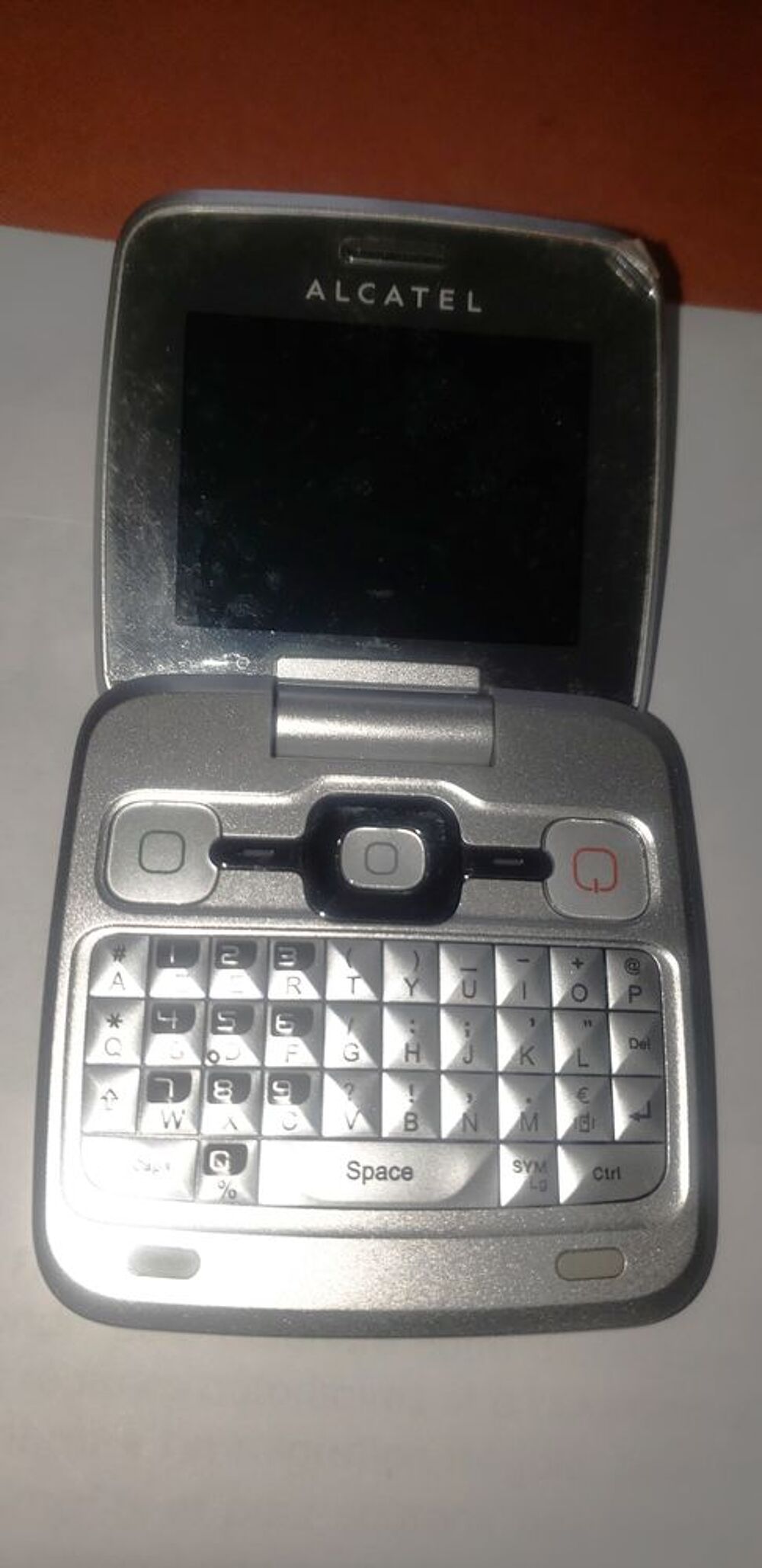 Je un T&eacute;l&eacute;phone mobile
Marque Alcatel 2.0
A clapet Téléphones et tablettes