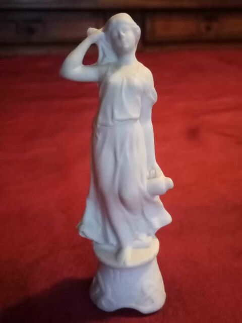 Ancienne vierge en biscuit porteuse d'eau hauteur 12 cm ( n7) Avermes (03)
