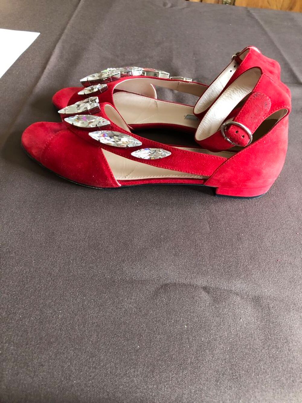 superbes escarpins en daim rouge corail, marque PRADA Chaussures