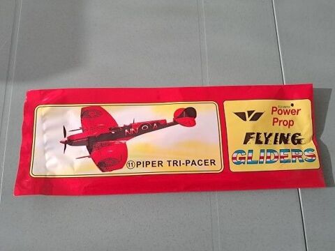 Avion Polystyrene Vintage jeu jouet collection enfant 80 90 4 F�ves (57)