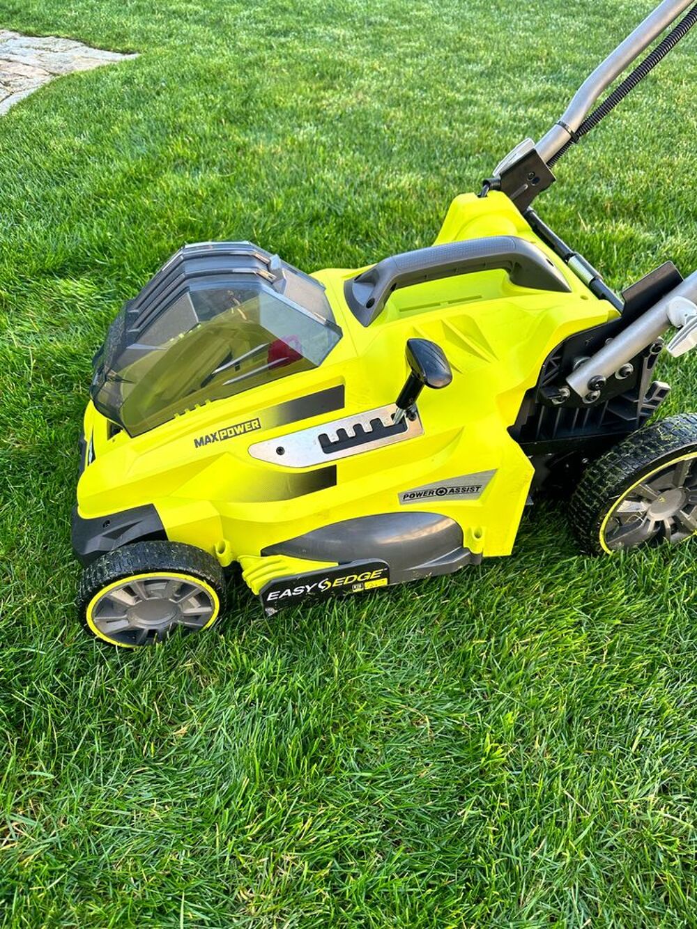 Tondeuse &agrave; batterie RYOBI. Jardin
