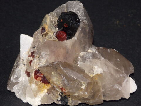 Quartz fumé avec Tourmaline moire et Grenats Oural Russie 400 Moyenmoutier (88)