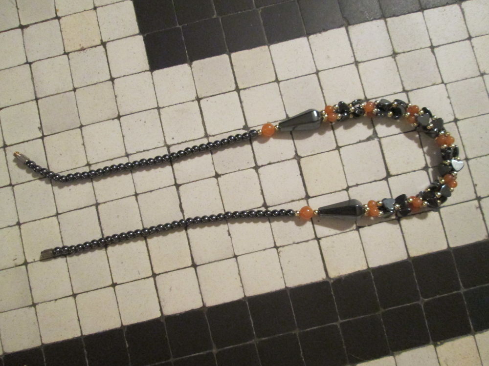 Collier pierres grises (h&eacute;matite), oranges, perles dor&eacute;es Bijoux et montres