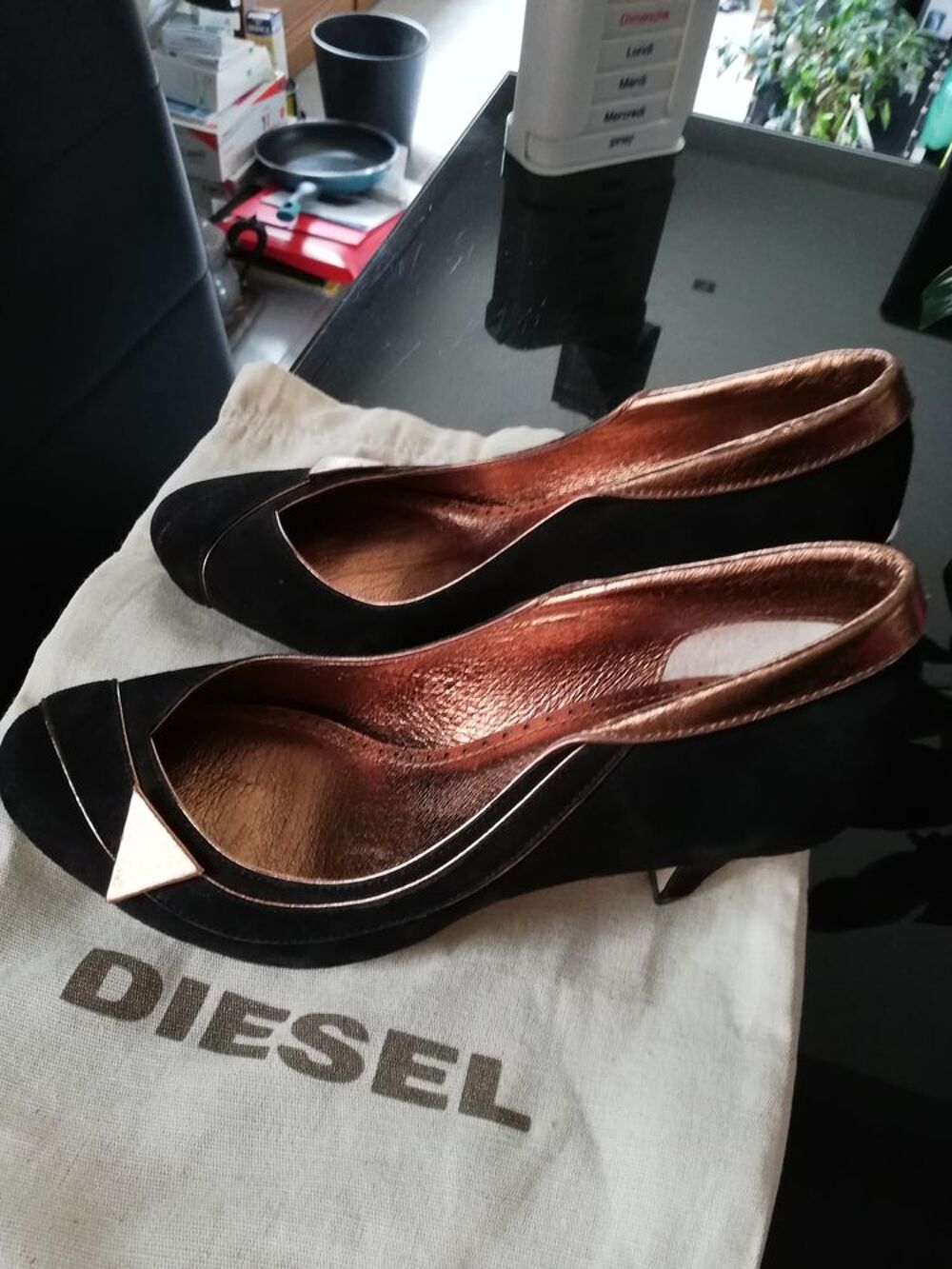 Escarpins neufs point. 36
DIESEL
Chaussures