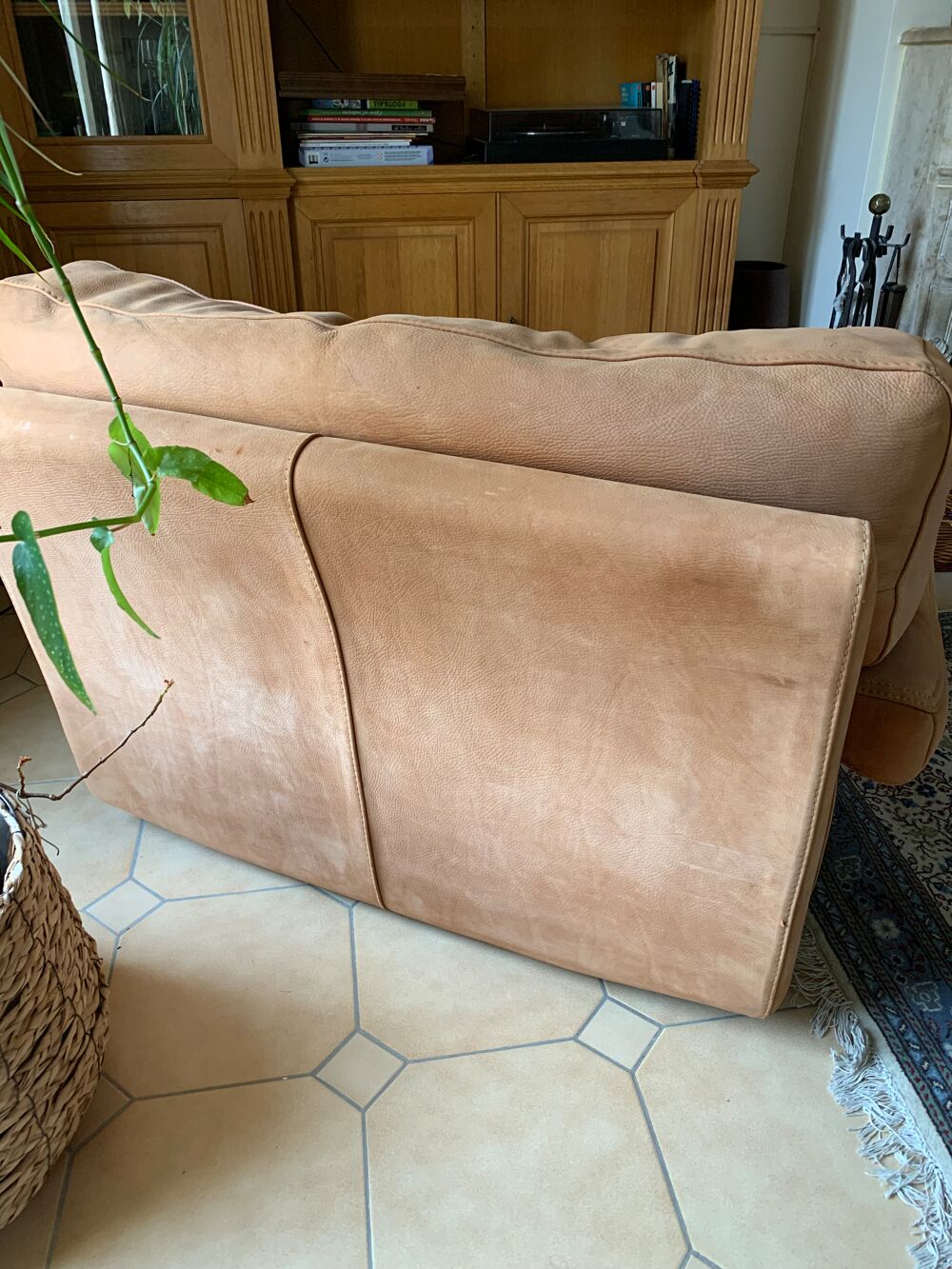 fauteuil nubuck 
L110 cm
P 96 cm
H 85 cm Meubles