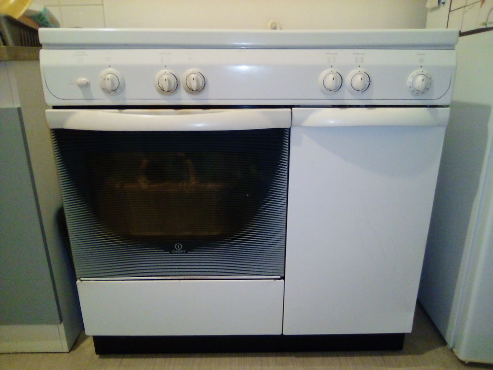 Gazini&egrave;re gaz a bouteille indesit Electroménager
