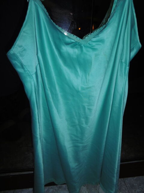 nuisette satin turquoise avec magnifique décolleté 18 Villars-les-Dombes (01)