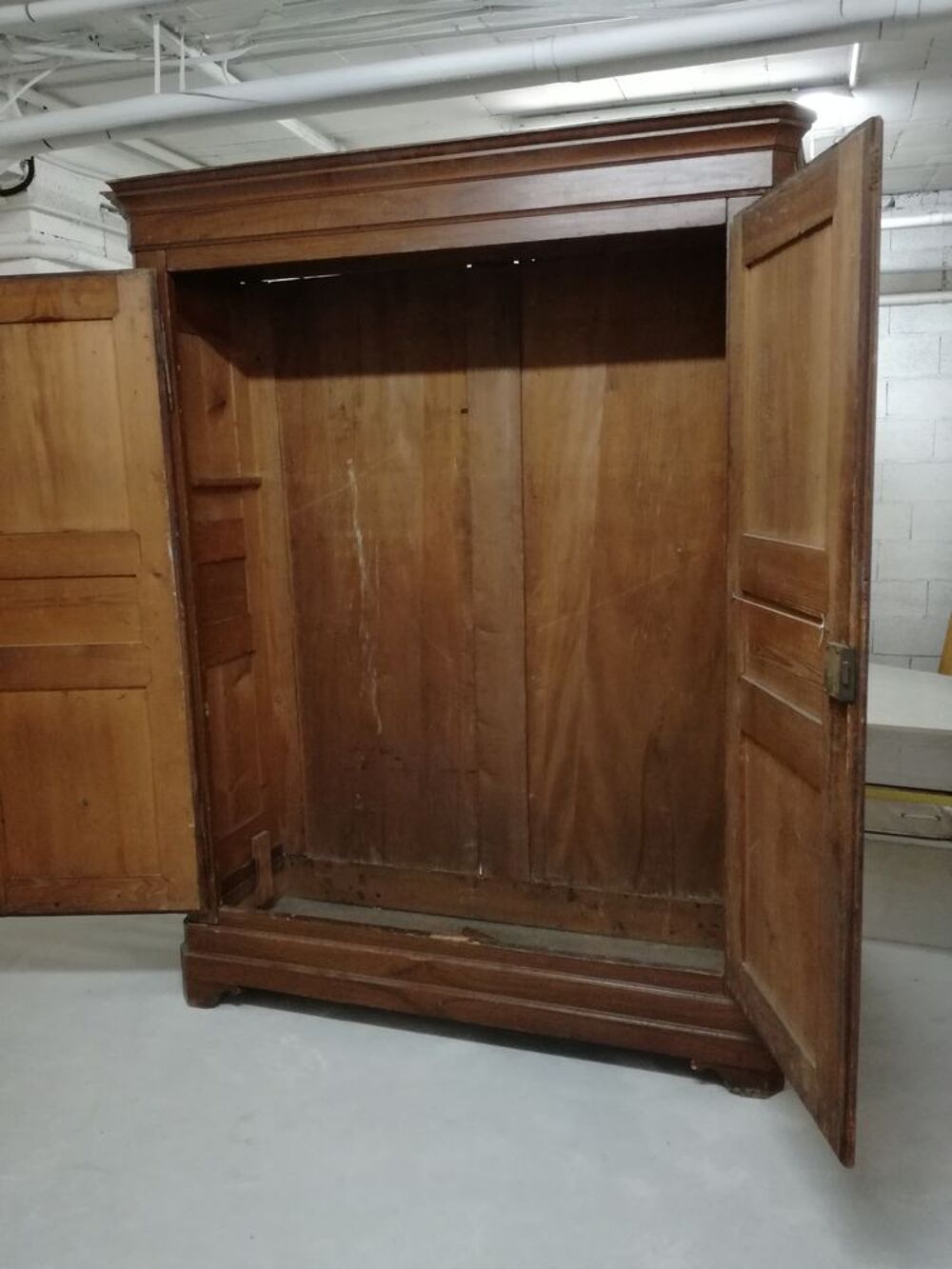Armoire en pin fonc&eacute;e Meubles