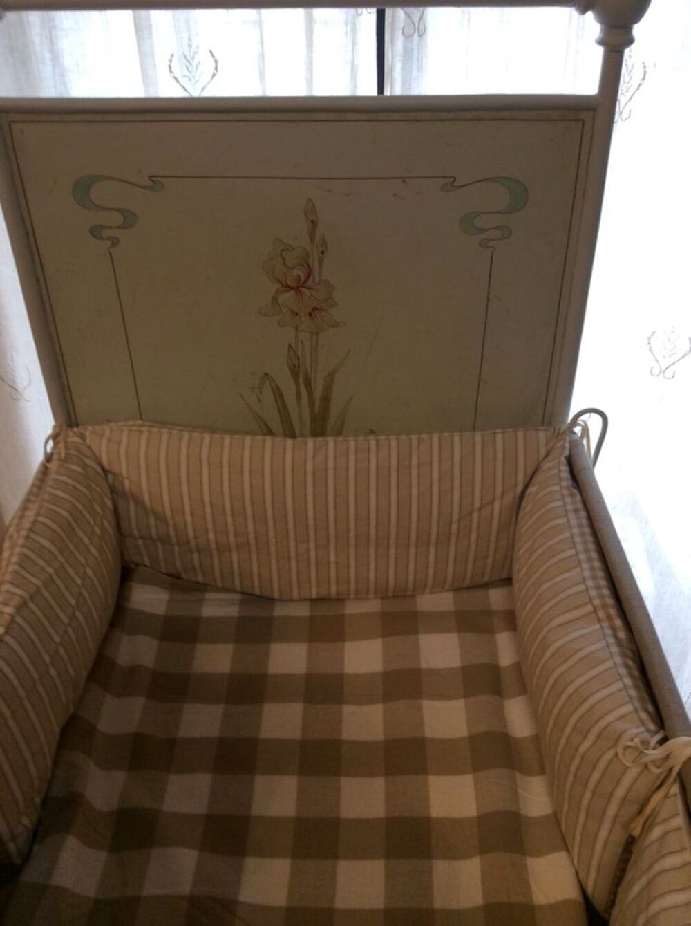 Rare lit ancien en t&ocirc;le peinte Décoration