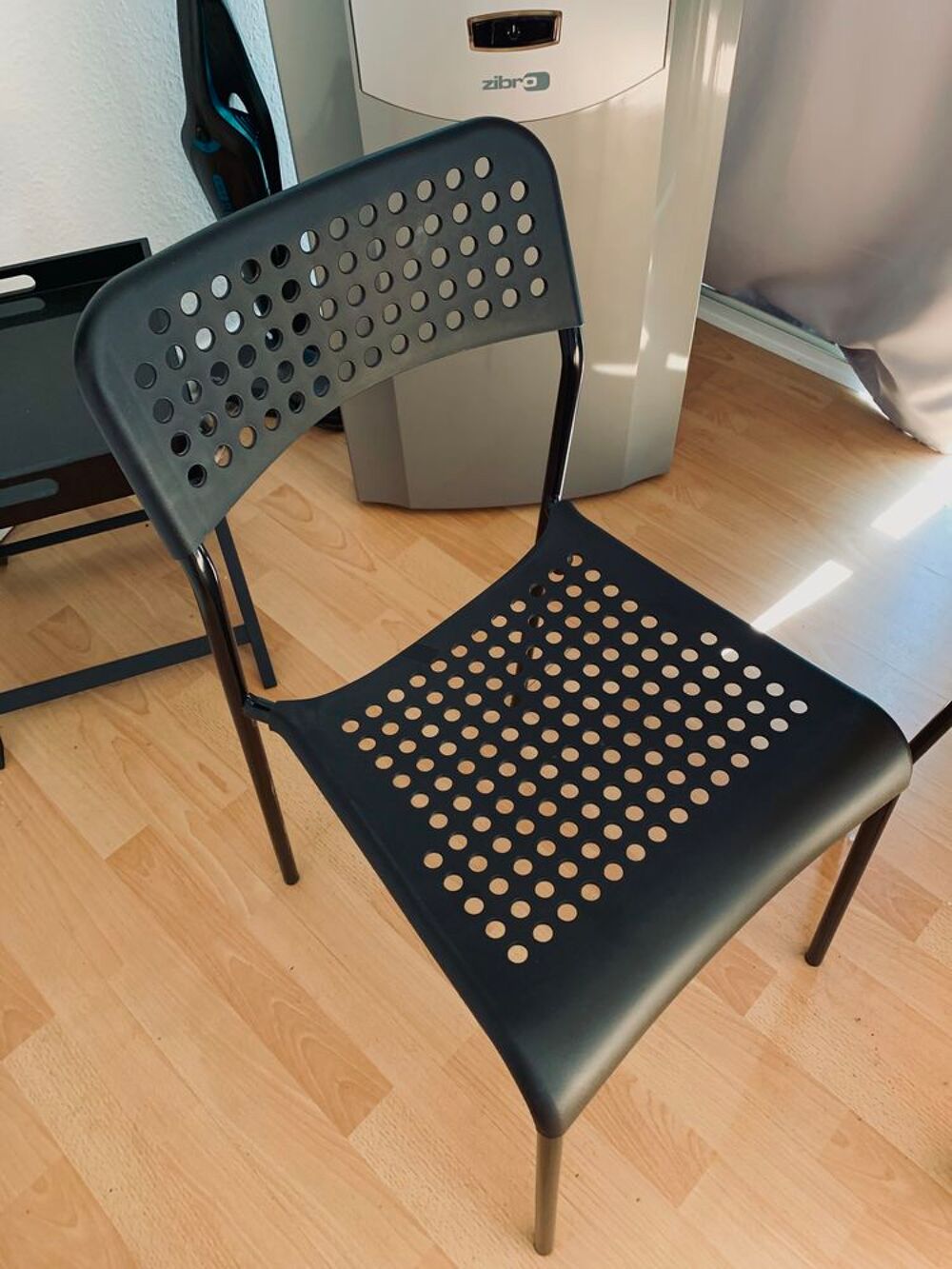 Table extensible IKEA noire plus deux chaises. Meubles