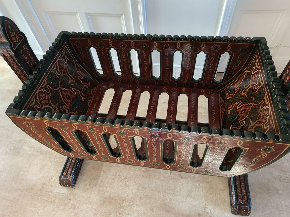 Berceau ancien en bois d&eacute;cor&eacute; artisanat marocain Meubles
