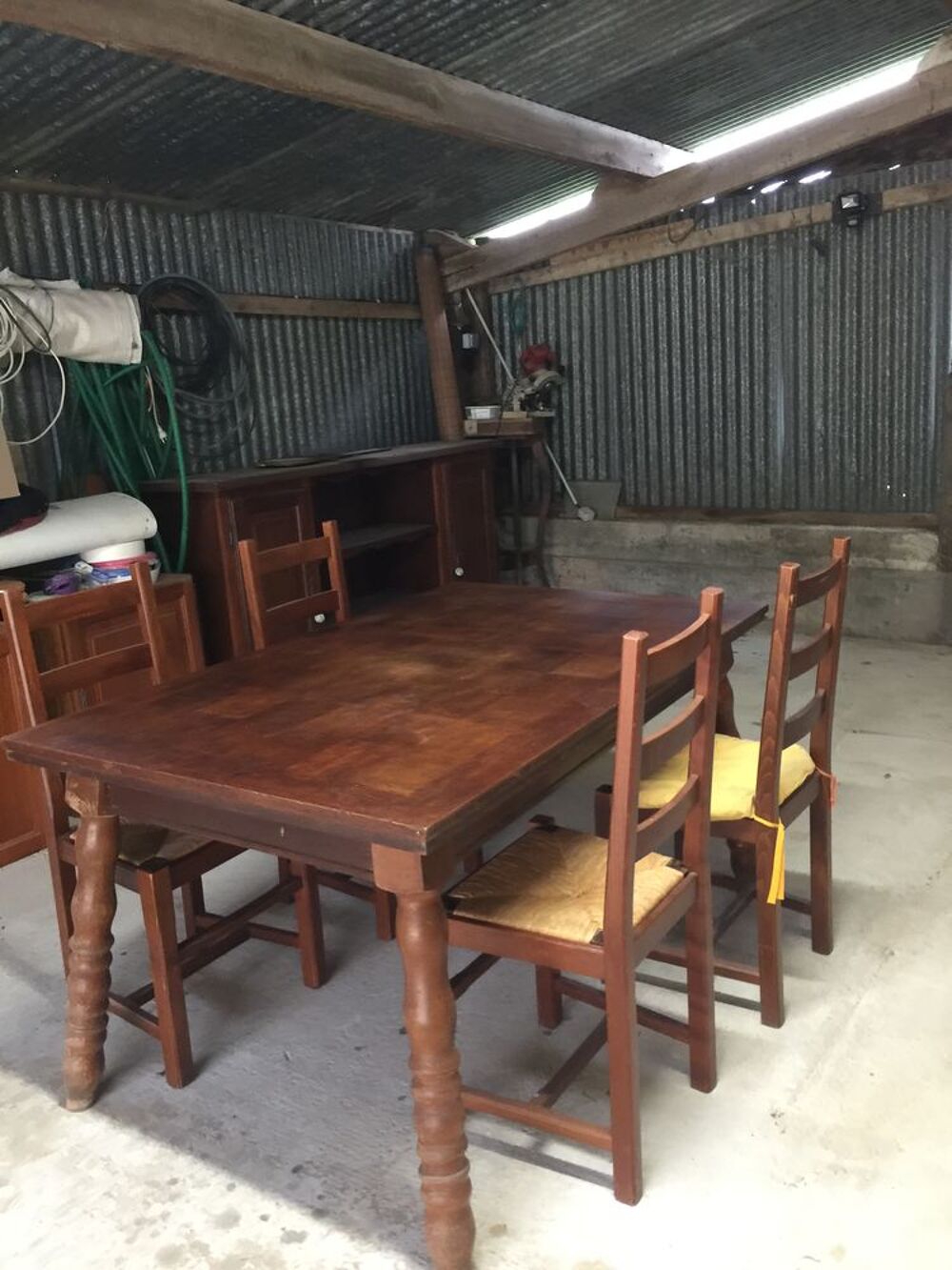table avec quatre chaises dans l'etat prix 100euro Meubles