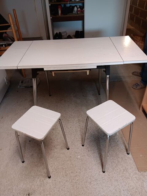 Table vintage en formica avec deux rallonges
2 tabourets 50 Saint-Pierre-le-Moûtier (58)