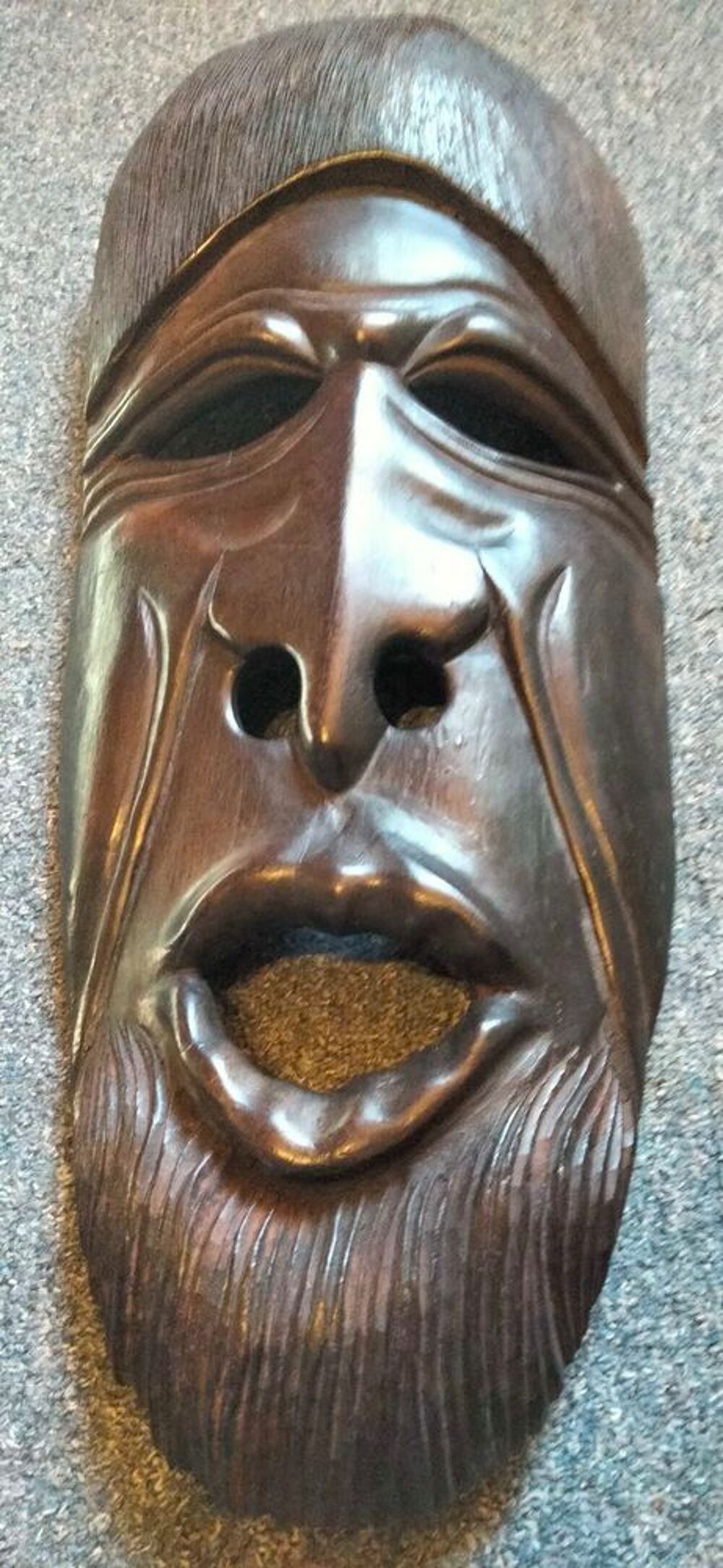 masque g&eacute;ant africain noir en bois 