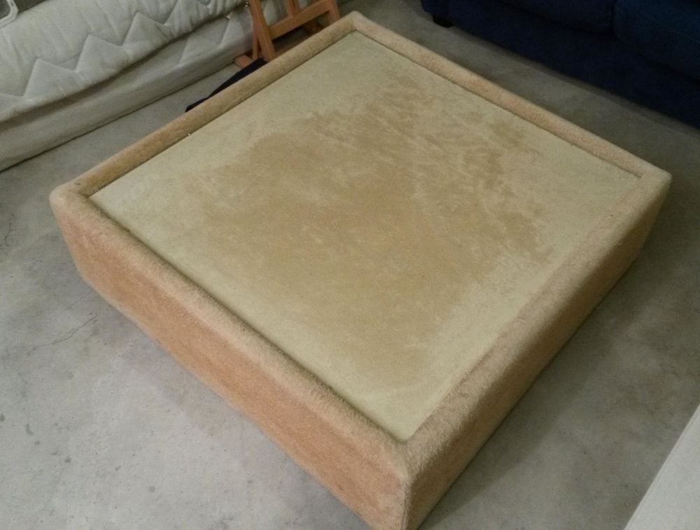 Table basse carr&eacute;e beige avec dessus en verre Meubles