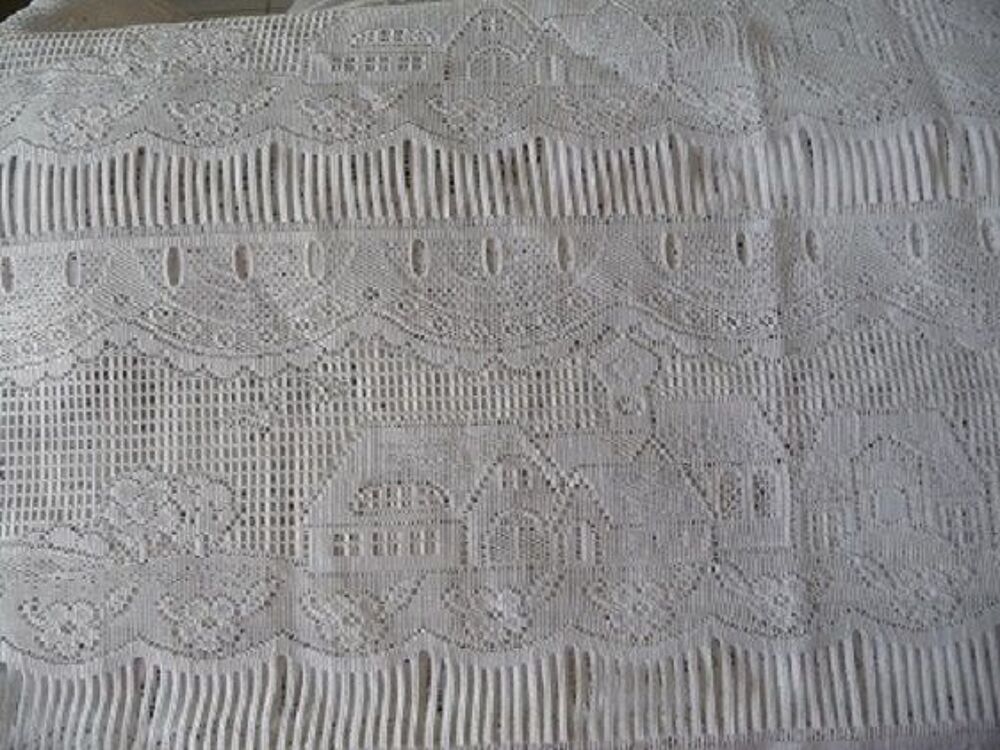 Grand voilage blanc motifs village Décoration
