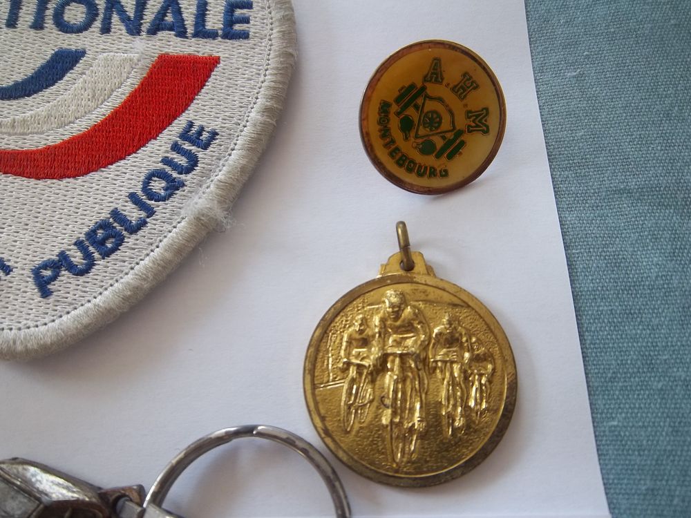 lot militaire divers &eacute;cussons insignes collection 