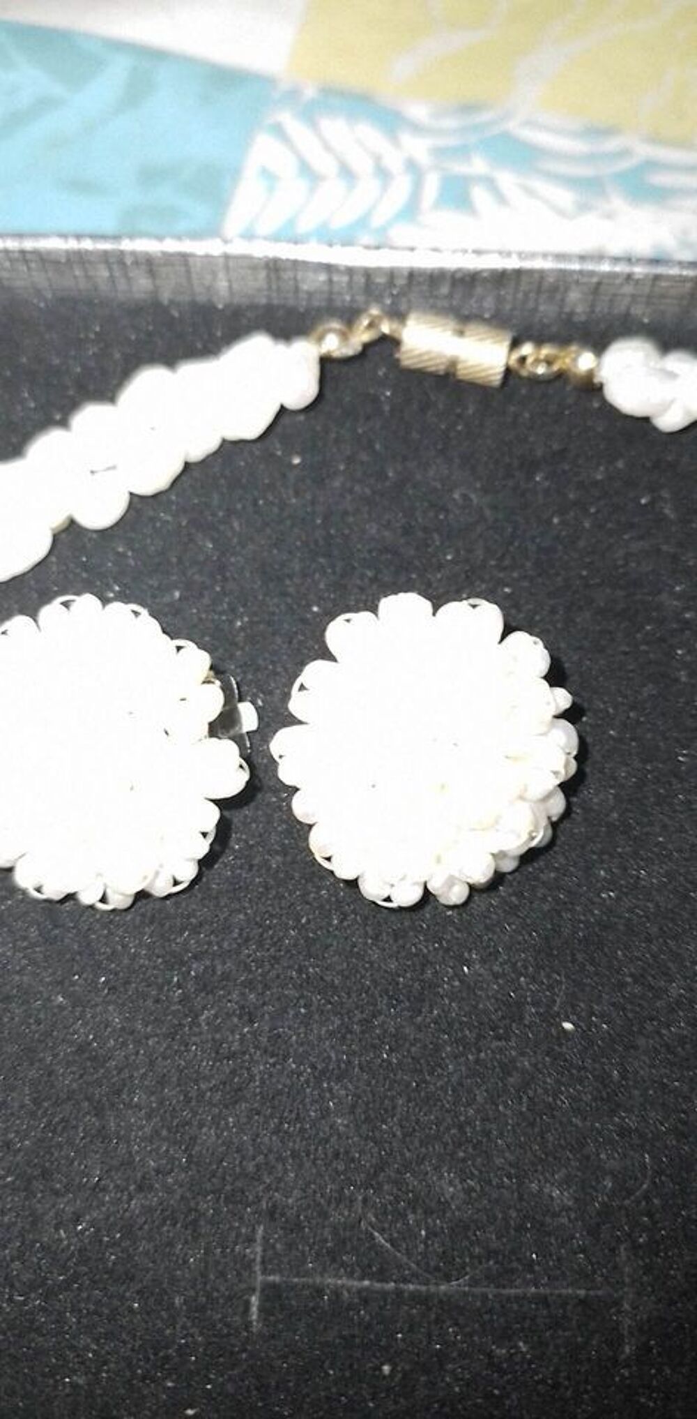 tres jolie collier nacr&eacute;e avec ces boucles d oreilles CLIP Bijoux et montres