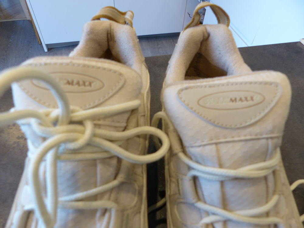 belle paire de chaussures d&eacute;tente/sport Chaussures