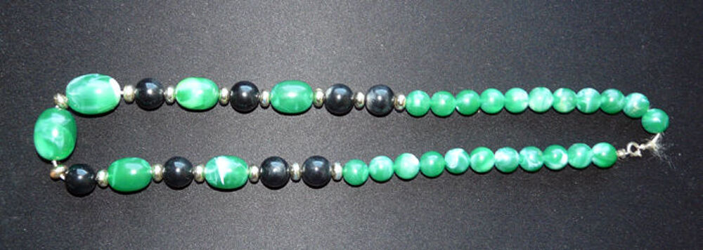 Collier de perles &agrave; dominante verte en r&eacute;sine color&eacute;es- 90's Bijoux et montres