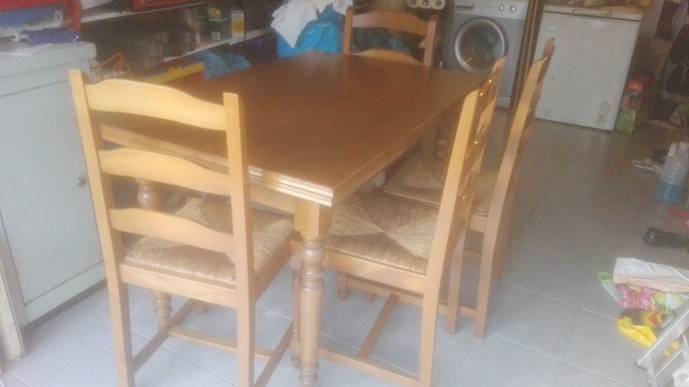 Belle table avec ses 4 chaises. Meubles